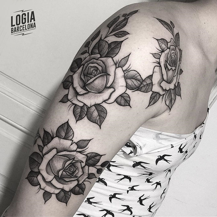 tatuaje_hombro_rosas_blackwork_Dalmau_Tattoo_Logia_Barcelona